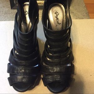 Qupid Black Wedges