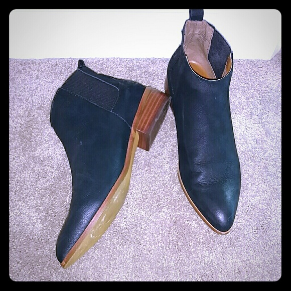 Gap pointed ankle booties