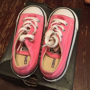 Size infant 8 converse pink low top.