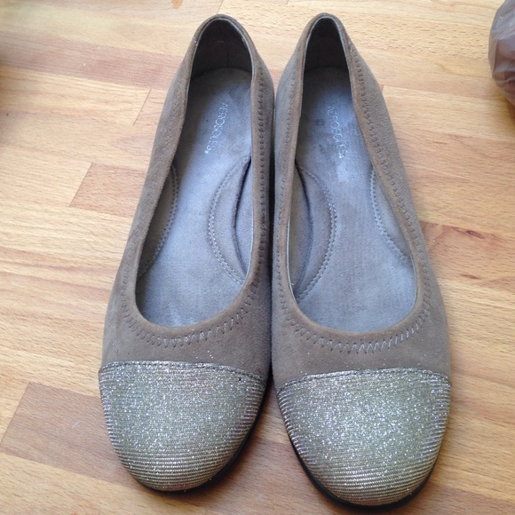 Brand new Aerosoles shimmer neutral flats size 7.5