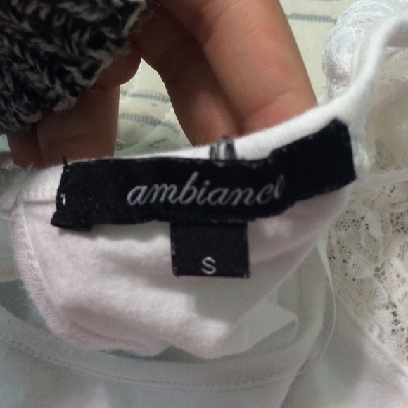 White lace top - Picture 2 of 3