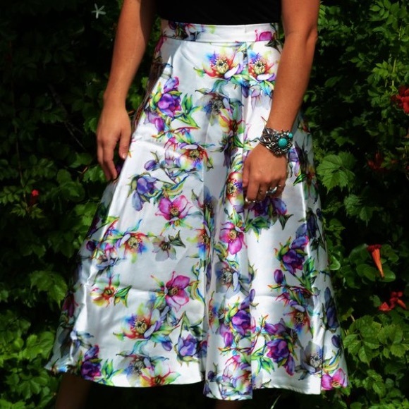 Absolutely Stunning A-Line skirt - Picture 2 of 2