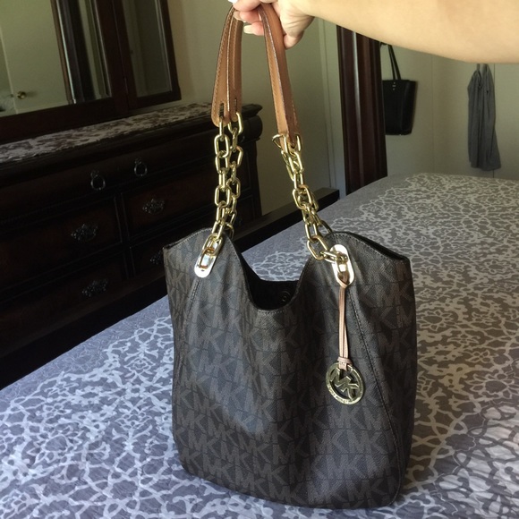 ❤️sale❤️needs some alse to rock it mk lily tote