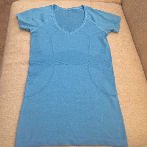 Lululemon short sleeve crew in blue, size 6