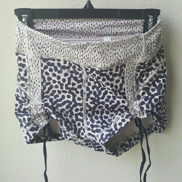 lulu lemon short shorts size 6