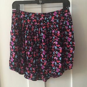 Cute mini skirt!