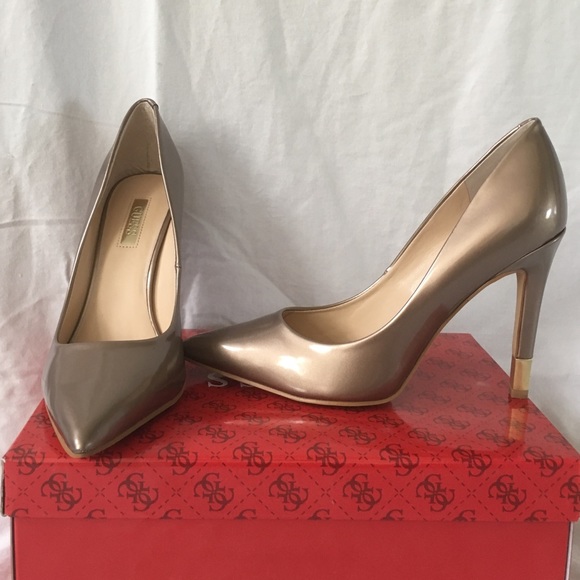 Guess pointed-toe pumps
