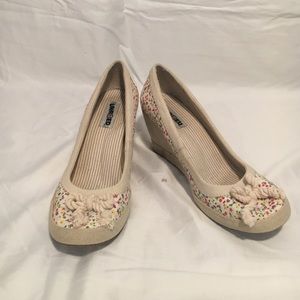 Beachy flower wedges