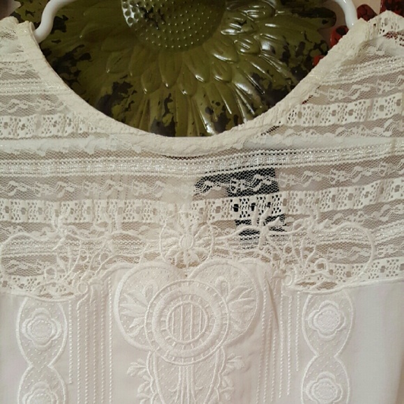 Back button up blouse - Picture 3 of 4