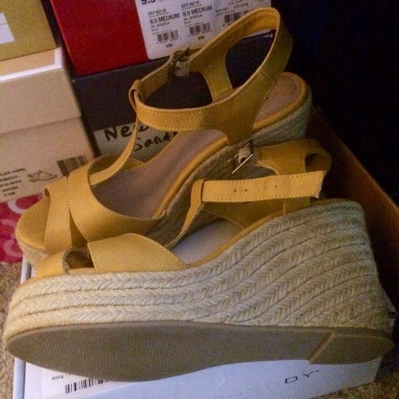 MUDD😀 Sandals EUC - Picture 2 of 3