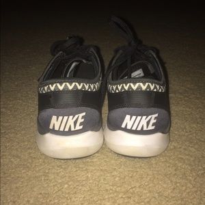 black nike tennis shoes!!!