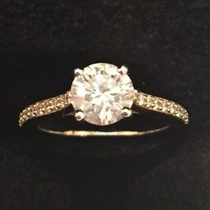 Amazing Round Diamond Solitaire Ring in 18K Gold