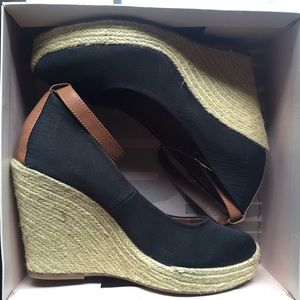 NWT BCBG black wedges