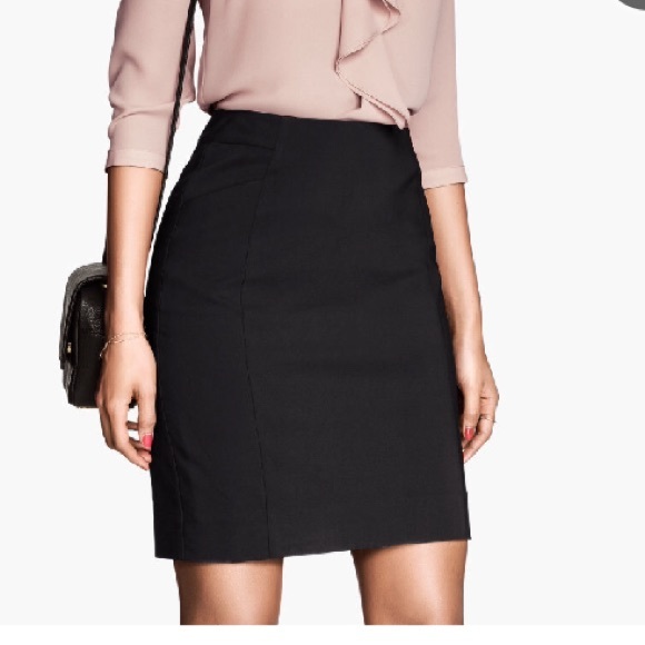H&M pocketed black pencil skirt