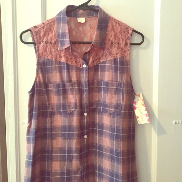 Lace sleeveless shirt.