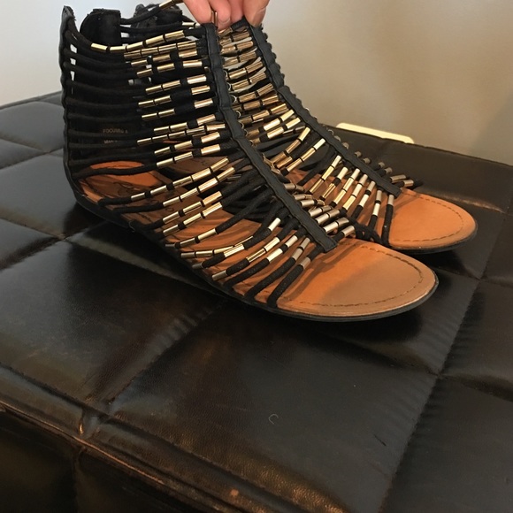 Gladiator low sandal with gold accents