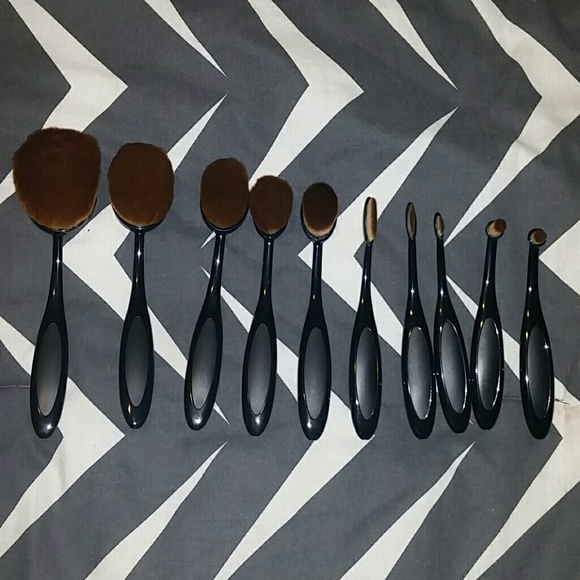 Brand new Oval Makeup Brush Set