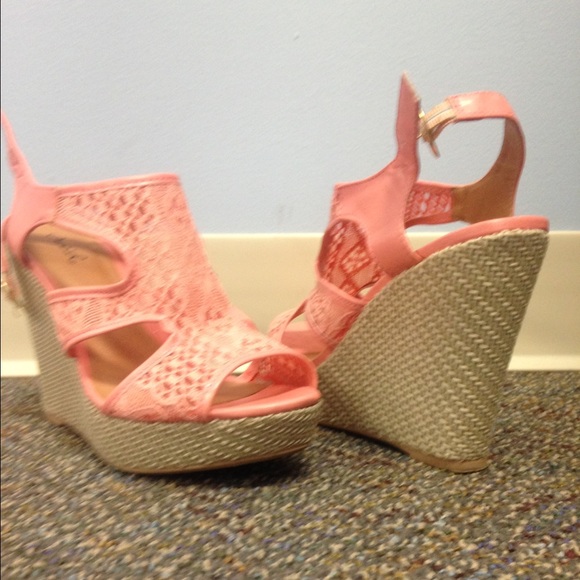 Peach/coral size 7 Qupid brand wedge sandal