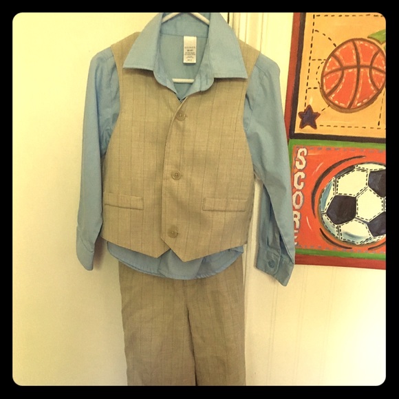 Size 3T suit ❤️