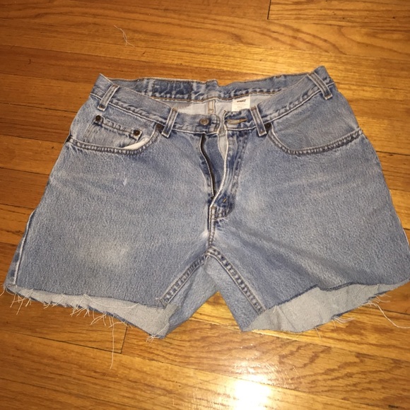 💕HOST PICK!💕 Levi's High Waisted Jean Shorts - Picture 3 of 3