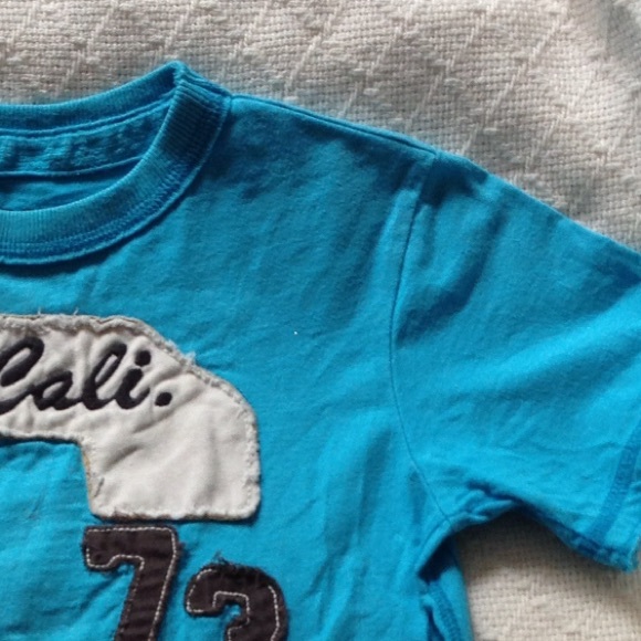 SALE!! 🐟 Super Cute Distress Tee 🐟