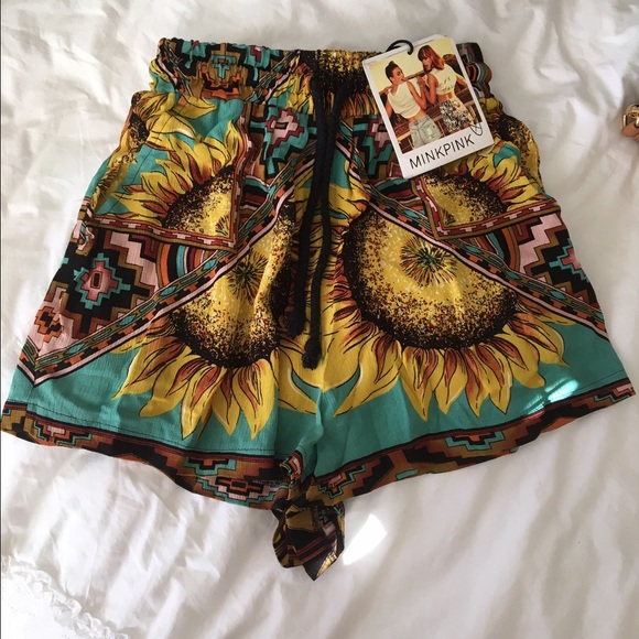Drawstring shorts with sunflowers