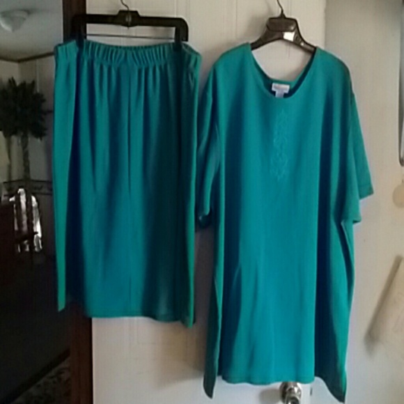 The Avenue 2 pc skirt & top set.