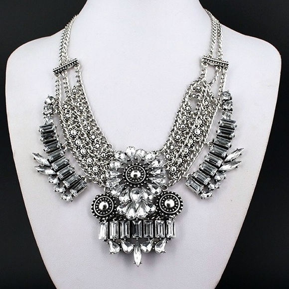 CLOSET CLOSING - Flower Statement Necklace - Picture 2 of 4