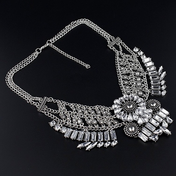CLOSET CLOSING - Flower Statement Necklace - Picture 4 of 4