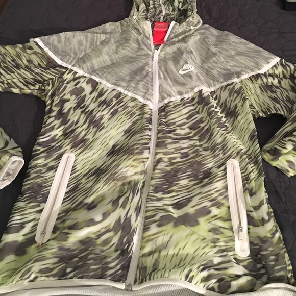 Nike tech wind breaker size L fit like M