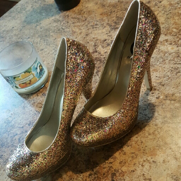 Gorgeous sparkle GUESS Pumps