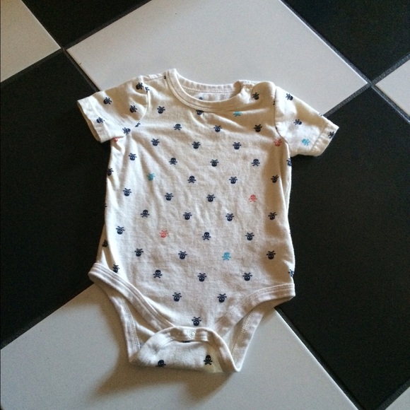 ☠ Circo Cream Skull Print Onesie 3 - 6 months