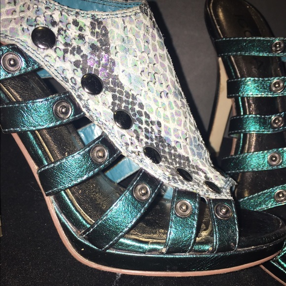 Sandals - Picture 2 of 4