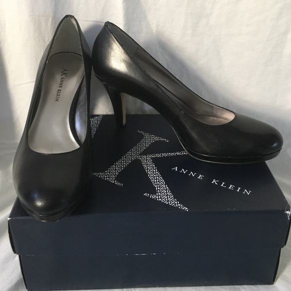 Anne Klein black pumps