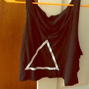 Cropped black tank top with white triangle