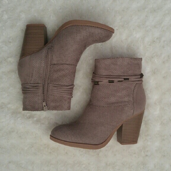 EUC size 7.5 Taupe booties - Picture 2 of 4