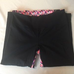Victoria's Secret Pants - Victoria's Secret VSX Knockout Capri Yoga Pants Victoria's Secret Pants - Victoria's Secret VSX Knockout Capri Yoga Pants