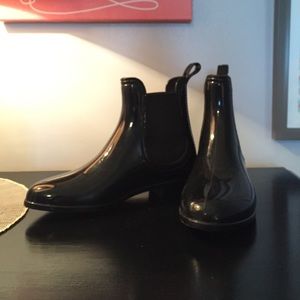 Black ankle rain boots