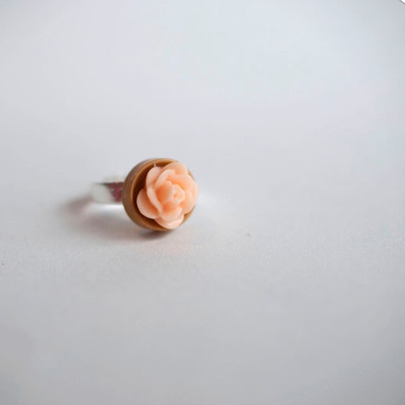 Petit statement ring - Picture 2 of 4