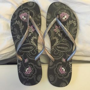 Havaianas grey & black sandals with purple flowers