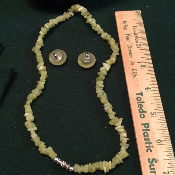 LIME GREEN SHELL NECKLACE/EARRINGS  🌟 - Picture 2 of 3