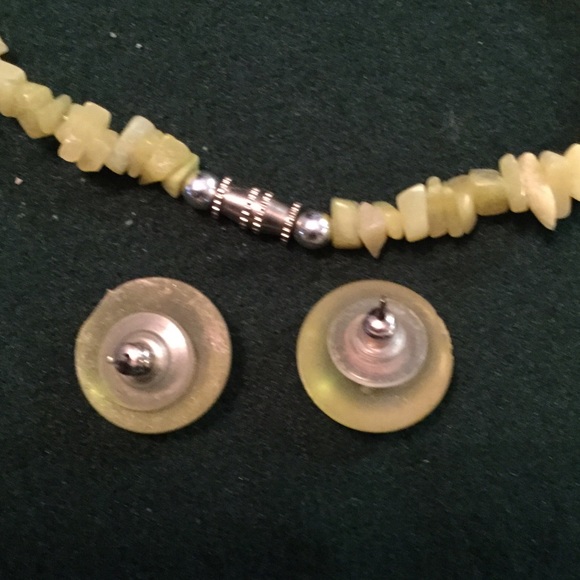 LIME GREEN SHELL NECKLACE/EARRINGS  🌟 - Picture 3 of 3