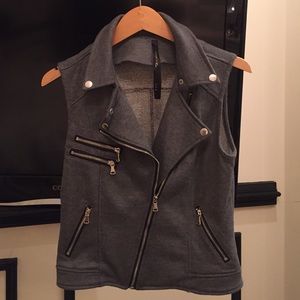 Vest with zippers