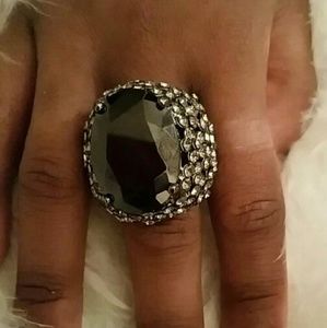 Large Black Stone Ring sz 7 1/2 w/ jewlry pouch