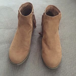 Brown/tan suede ankles boots with fringe