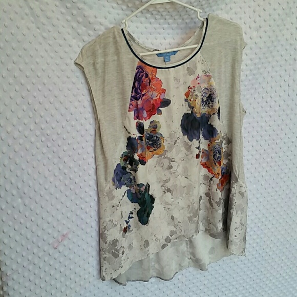 Super feminine, sleeveless floral blouse top.