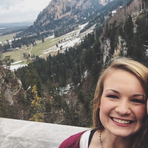 Meet your posher - Picture 2 of 4