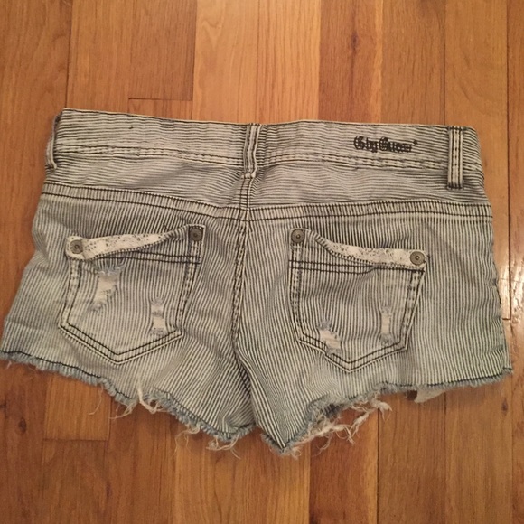 Distressed shorts - Picture 2 of 3