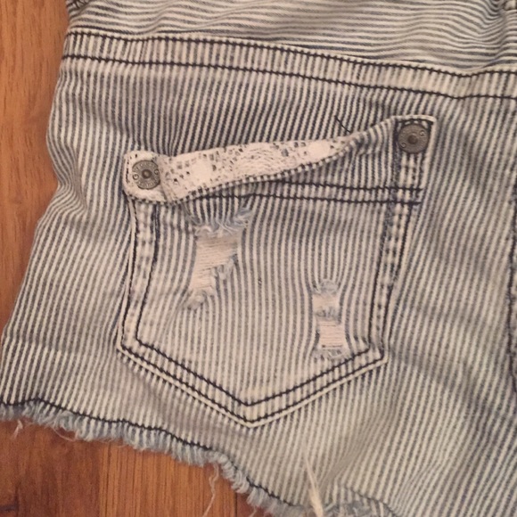 Distressed shorts - Picture 3 of 3
