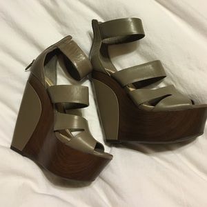 Gianni Bini taupe wedge platforms size 6!